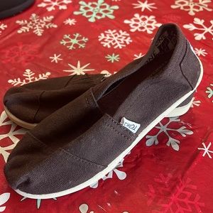 Youth Brown TOMS slides